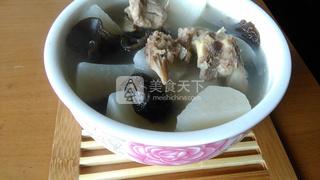 <a href=/shicai/rouqin/PaiGu/index.html target=_blank><u>排骨</u></a>白<a href=/shicai/shucai/LuoBo/index.html target=_blank><u>萝卜</u></a>汤