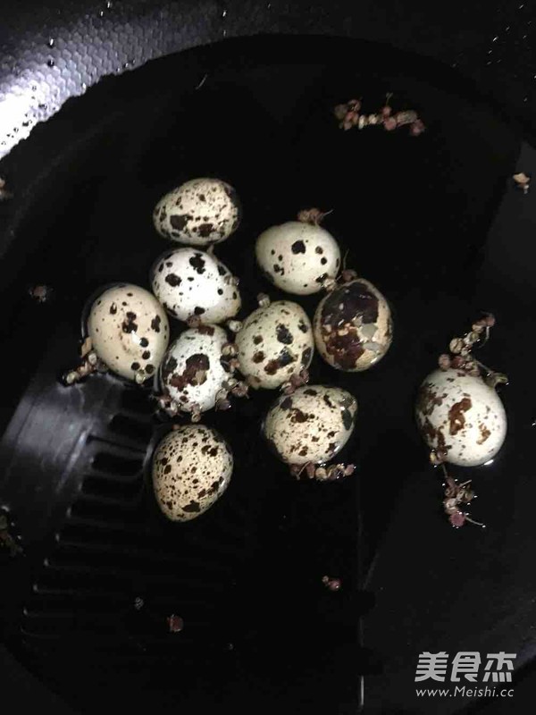 五香<a href=/shicai/rouqin/AnChun/index.html target=_blank><u>鹌鹑</u></a>蛋的做法