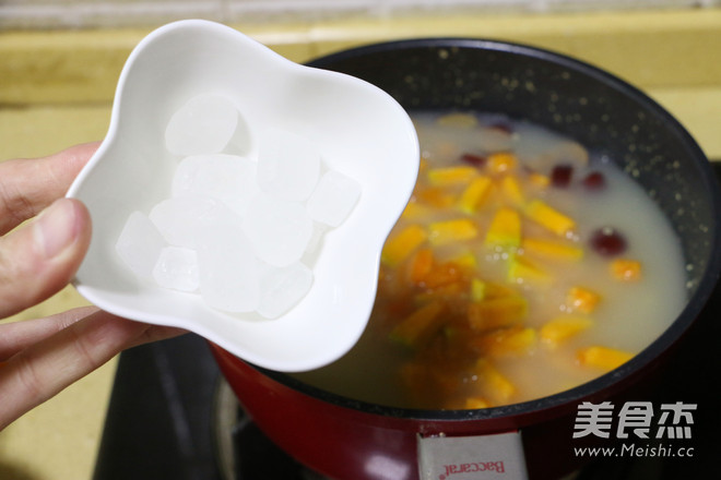 <a href=/shicai/mimian/XiaoMi/index.html target=_blank><u>小米</u></a>红<a href=/shicai/guopin/Zao/index.html target=_blank><u>枣</u></a><a href=/shicai/shucai/NanGua/index.html target=_blank><u>南瓜</u></a>粥的做法