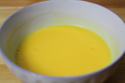 <a href=/shicai/mimian/SuanNai/index.html target=_blank><u>酸奶</u></a><a href=zt/qifengdg target=_blank><u>戚风蛋糕</u></a>步骤2