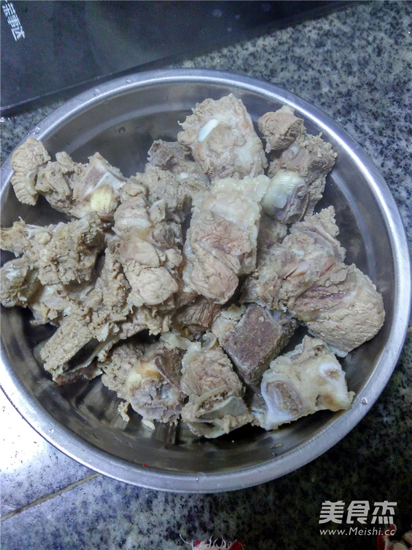 白<a href=/shicai/shucai/LuoBo/index.html target=_blank><u>萝卜</u></a><a href=/shicai/rouqin/PaiGu/index.html target=_blank><u>排骨</u></a>汤的做法