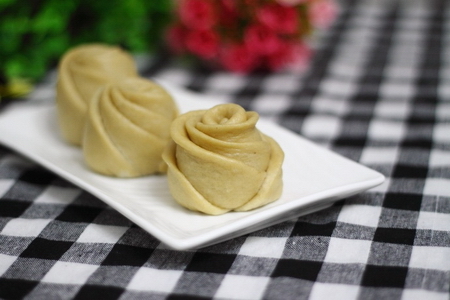 <a href=/shicai/guopin/HuoLongGuo/index.html target=_blank><u>火龙果</u></a><a href=/shicai/shucai/MeiGuiHua/index.html target=_blank><u>玫瑰花</u></a>卷的做法