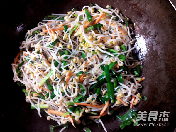 素炒<a href=/shicai/shucai/DouYa/index.html target=_blank><u>豆芽</u></a>的做法