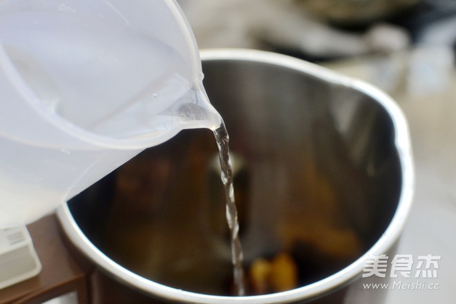 红<a href=/shicai/guopin/Zao/index.html target=_blank><u>枣</u></a><a href=/shicai/shucai/DiGua/index.html target=_blank><u>地瓜</u></a><a href=/shicai/mimian/GengMi/index.html target=_blank><u>粳米</u></a>粥的做法