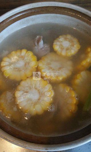 <a href=/shicai/mimian/YuMi/index.html target=_blank><u>玉米</u></a><a href=/shicai/rouqin/PaiGu/index.html target=_blank><u>排骨</u></a>菌菇汤