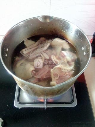 鲜笋<a href=/shicai/shucai/HuLuoBo/index.html target=_blank><u>胡<a href=/shicai/shucai/LuoBo/index.html target=_blank><u>萝卜</u></a></u></a>老鸭汤