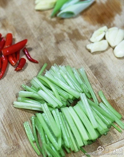 老干妈版香辣<a href=/shicai/shuichanpin/YouYu/index.html target=_blank><u>鱿鱼</u></a>圈步骤2