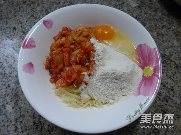 <a href=/shicai/rouqin/JiDan/index.html target=_blank><u>鸡蛋</u></a>泡菜<a href=/shicai/shucai/TuDou/index.html target=_blank><u>土豆</u></a>丝饼的做法