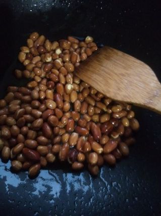 酸甜<a href=/shicai/guopin/HuaSheng/index.html target=_blank><u>花生</u></a>拌<a href=/shicai/shucai/KuJv/index.html target=_blank><u>苦苣</u></a>