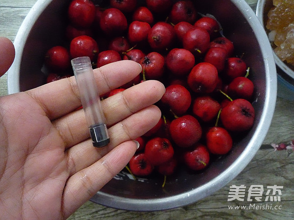 <a href=/shicai/guopin/JvZi/index.html target=_blank><u>橘子</u></a><a href=/shicai/guopin/ShanZha/index.html target=_blank><u>山楂</u></a>糖水(罐头)的做法