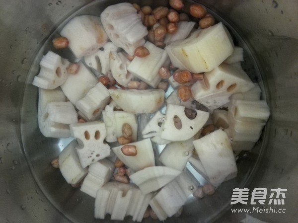 <a href=/shicai/shucai/LianOu/index.html target=_blank><u>莲<a href=/shicai/shucai/Ou/index.html target=_blank><u>藕</u></a></u></a><a href=/shicai/guopin/HuaSheng/index.html target=_blank><u>花生</u></a>素汤的做法