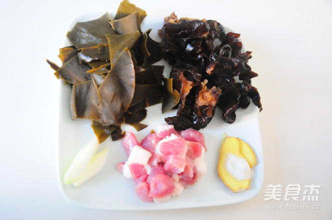 <a href=/shicai/shuichanpin/HaiDai/index.html target=_blank><u>海带</u></a><a href=/shicai/shucai/MuEr/index.html target=_blank><u>木耳</u></a>养生糊的做法