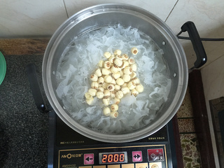 <a href=/shicai/shucai/YinEr/index.html target=_blank><u>银耳</u></a><a href=/shicai/guopin/LianZi/index.html target=_blank><u>莲子</u></a>羹