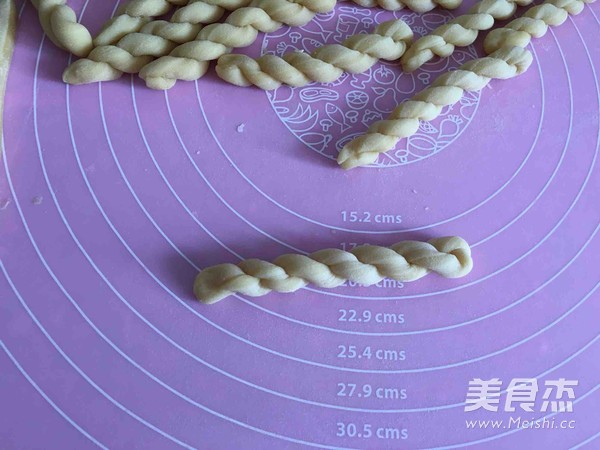 <a href=/shicai/rouqin/JiDan/index.html target=_blank><u>鸡蛋</u></a>小麻花的做法