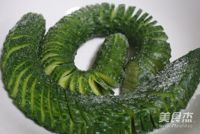 教你轻松做蓑衣<a href=/shicai/shucai/HuangGua/index.html target=_blank><u>黄瓜</u></a>的做法