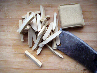 虾仁<a href=/shicai/shucai/QiuKui/index.html target=_blank><u>秋葵</u></a>炒<a href=/shicai/mimian/DouGan/index.html target=_blank><u>豆干</u></a>