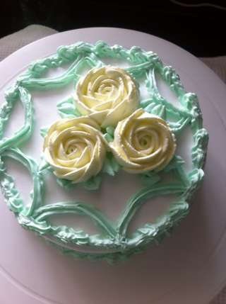 <a href=/shicai/guopin/CaoMei/index.html target=_blank><u>草莓</u></a>夹心<a href=/shicai/mimian/NaiYou/index.html target=_blank><u>奶油</u></a>蛋糕