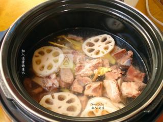 <a href=/shicai/mimian/HeiDou/index.html target=_blank><u>黑豆</u></a><a href=/shicai/shucai/LianOu/index.html target=_blank><u>莲<a href=/shicai/shucai/Ou/index.html target=_blank><u>藕</u></a></u></a><a href=/shicai/rouqin/PaiGu/index.html target=_blank><u>排骨</u></a>汤