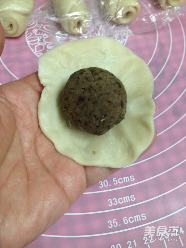 自制<a href=/shicai/mimian/LvDou/index.html target=_blank><u>绿豆</u></a>饼的做法