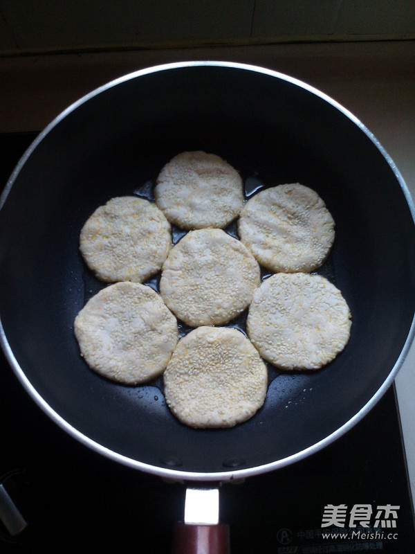 <a href=/shicai/shucai/NanGua/index.html target=_blank><u>南瓜</u></a>饼的做法