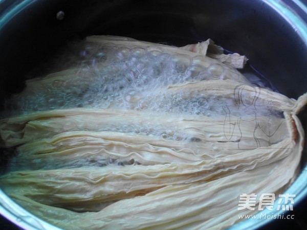 凉拌<a href=/shicai/mimian/FuZhu/index.html target=_blank><u>腐竹</u></a>的做法