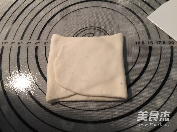 贝壳<a href=/shicai/guopin/HeiZhiMa/index.html target=_blank><u>黑<a href=/shicai/guopin/ZhiMa/index.html target=_blank><u>芝麻</u></a></u></a>花卷的做法