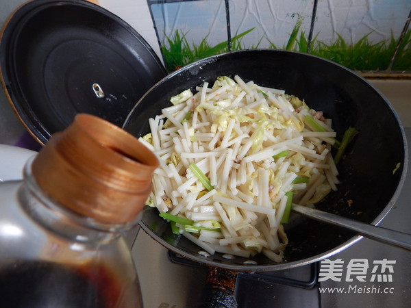 蛋皮<a href=/shicai/rouqin/HuoTui/index.html target=_blank><u>火腿</u></a>炒<a href=/shicai/mimian/NianGao/index.html target=_blank><u>年糕</u></a>的做法