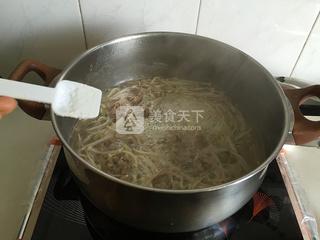 金针菇<a href=/shicai/rouqin/FeiNiu/index.html target=_blank><u>肥牛</u></a>汤