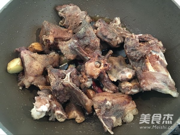 <a href=/shicai/yaoshi/DangGui/index.html target=_blank><u>当归</u></a><a href=/shicai/rouqin/YangRou/index.html target=_blank><u>羊肉</u></a>汤的做法