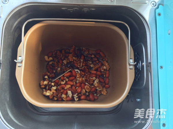 <a href=/shicai/mimian/MianBao/index.html target=_blank><u>面包</u></a>机版核<a href=/shicai/guopin/Tao/index.html target=_blank><u>桃</u></a><a href=/shicai/guopin/HuaSheng/index.html target=_blank><u>花生</u></a>糖的做法