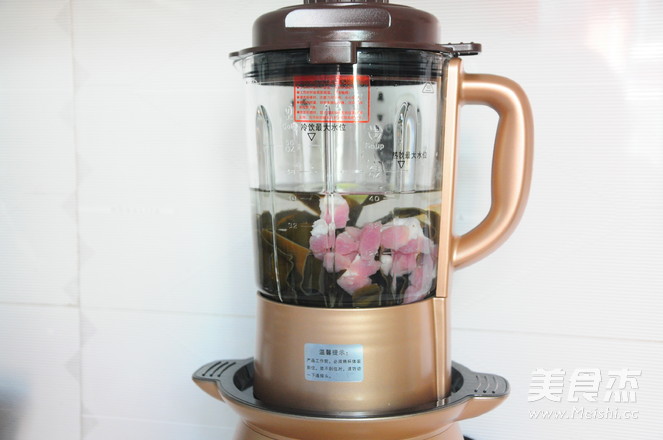 <a href=/shicai/shuichanpin/HaiDai/index.html target=_blank><u>海带</u></a><a href=/shicai/shucai/MuEr/index.html target=_blank><u>木耳</u></a>养生糊的做法