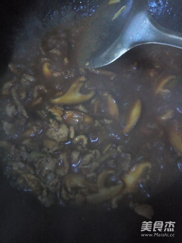 酱炒<a href=/shicai/mimian/MianTiao/index.html target=_blank><u>面条</u></a>的做法