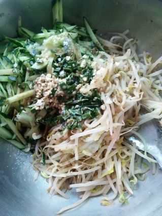 <a href=/shicai/guopin/ZhiMa/index.html target=_blank><u>芝麻</u></a>酱凉拌<a href=/shicai/shucai/HuangGua/index.html target=_blank><u>黄瓜</u></a>豆<a href=/shicai/shucai/YaCai/index.html target=_blank><u>芽菜</u></a>