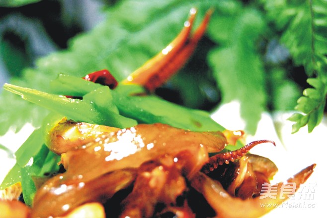 <a href=/shicai/shucai/YangCong/index.html target=_blank><u>洋葱</u></a>炒<a href=/shicai/shuichanpin/YouYu/index.html target=_blank><u>鱿鱼</u></a>须的做法