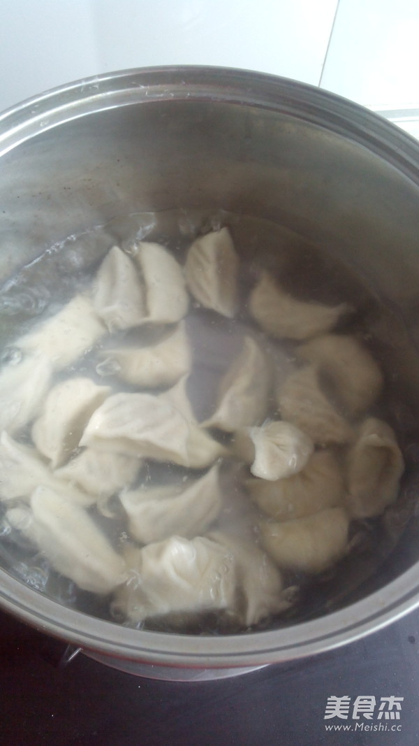 <a href=/shicai/rouqin/ZhengJi/index.html target=_blank><u>鸡肉</u></a>菌菇饺子的做法