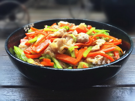 红<a href=/shicai/shucai/LuoBo/index.html target=_blank><u>萝卜</u></a><a href=/shicai/shucai/QinCai/index.html target=_blank><u>芹菜</u></a>炒瘦肉