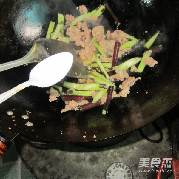 红苔菜炒肉的做法