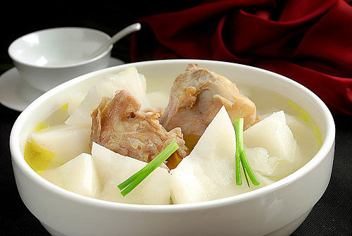 白<a href=/shicai/shucai/LuoBo/index.html target=_blank><u>萝卜</u></a>炖<a href=/shicai/rouqin/ZhuJiao/index.html target=_blank><u>猪脚</u></a>