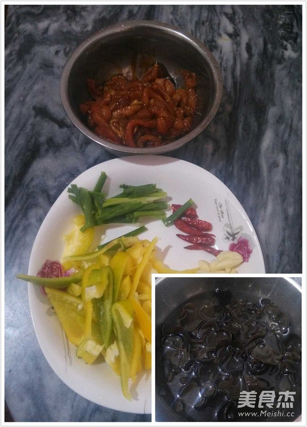 <a href=/shicai/shucai/MuEr/index.html target=_blank><u>木耳</u></a>炒肉丝的做法