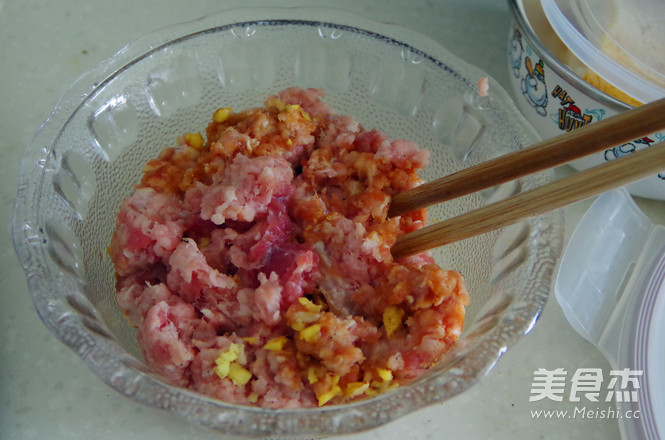 <a href=/shicai/mimian/QingDou/index.html target=_blank><u>青豆</u></a>肉末<a href=/shicai/mimian/DouFu/index.html target=_blank><u>豆腐</u></a>煲的做法