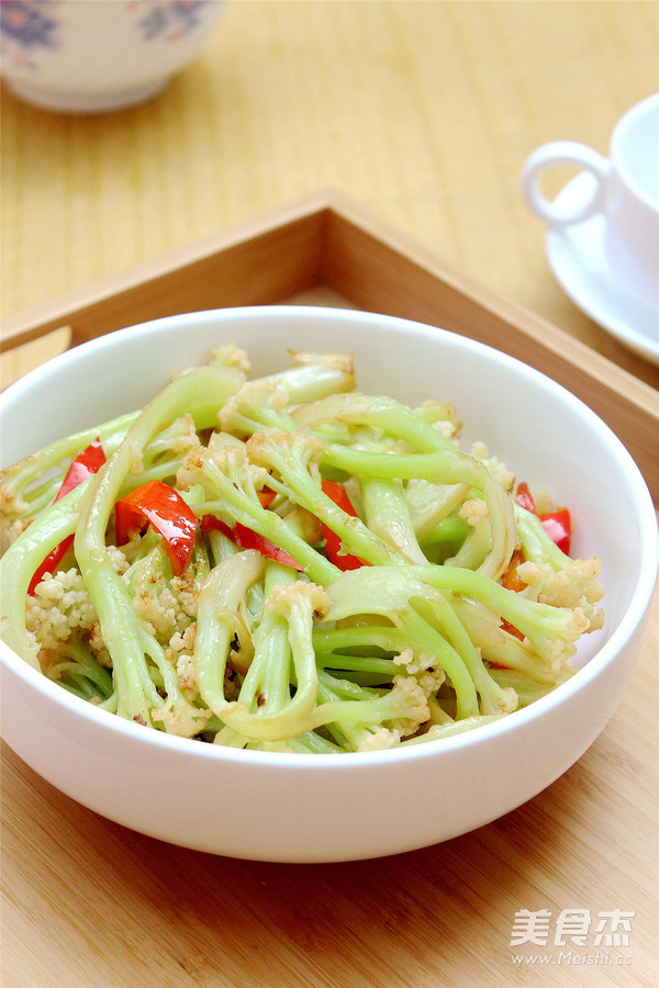 红椒炒<a href=/shicai/shucai/HuaCai/index.html target=_blank><u>花菜</u></a>的做法