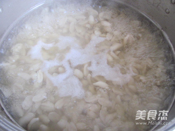 凉拌<a href=/shicai/guopin/HuaSheng/index.html target=_blank><u>花生</u></a>的做法