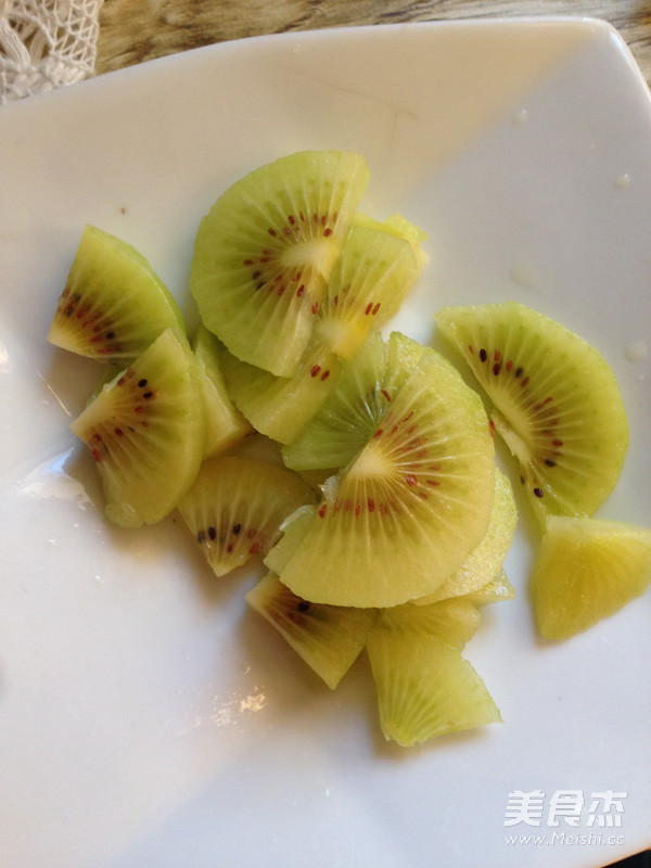 金果<a href=/shicai/guopin/CaoMei/index.html target=_blank><u>草莓</u></a>汁的做法