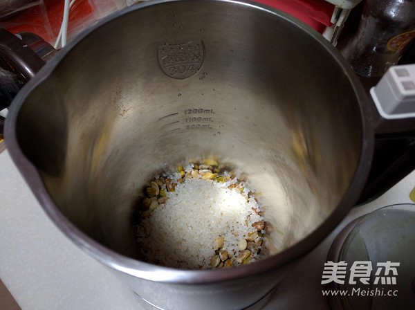 <a href=/shicai/guopin/KaiXinGuo/index.html target=_blank><u>开心果</u></a>米糊的做法