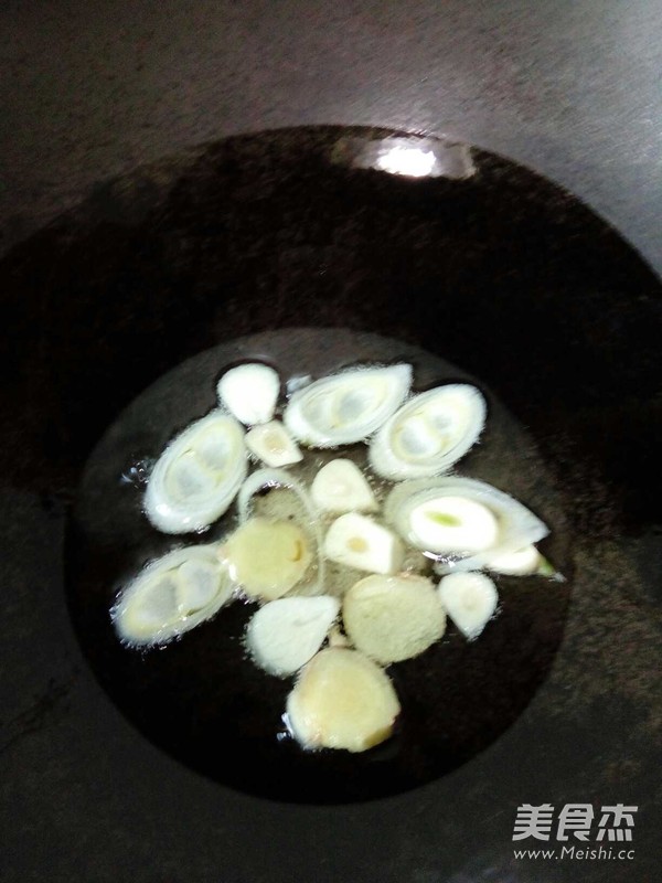 海<a href=/shicai/shucai/JieCai/index.html target=_blank><u>芥菜</u></a>炖<a href=/shicai/mimian/DouFu/index.html target=_blank><u>豆腐</u></a>的做法