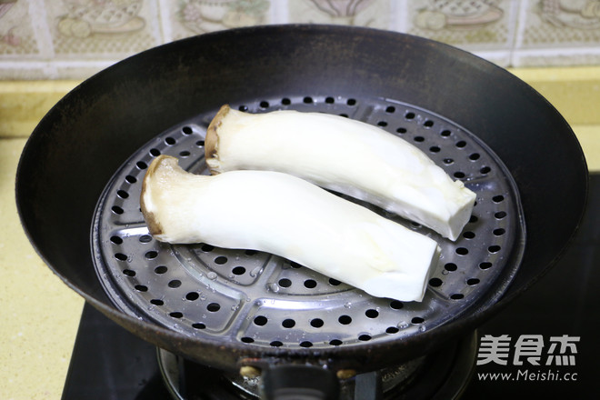 手撕<a href=/shicai/shucai/XingBaoGu/index.html target=_blank><u><a href=/shicai/guopin/Xing/index.html target=_blank><u>杏</u></a>鲍菇</u></a>的做法