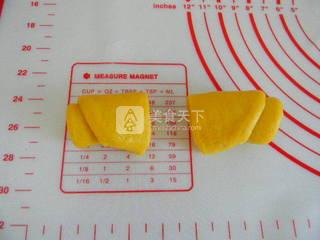 <a href=/shicai/shucai/NanGua/index.html target=_blank><u>南瓜</u></a>金钱卷<a href=/shicai/mimian/MianBao/index.html target=_blank><u>面包</u></a>