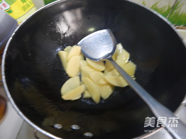 香辣<a href=/shicai/shucai/XingBaoGu/index.html target=_blank><u><a href=/shicai/guopin/Xing/index.html target=_blank><u>杏</u></a>鲍菇</u></a>炒<a href=/shicai/shucai/TuDou/index.html target=_blank><u>土豆</u></a>片的做法