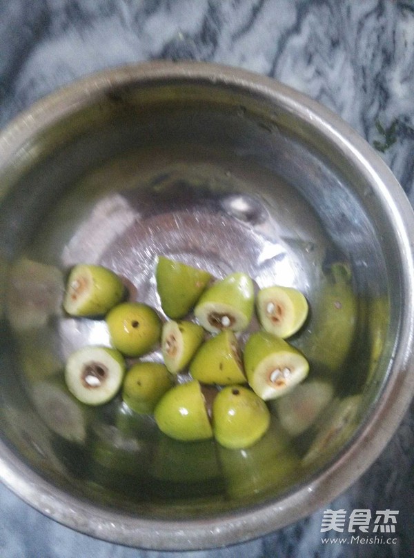 橄榄<a href=/shicai/rouqin/ZhuFei/index.html target=_blank><u>猪肺</u></a>汤的做法