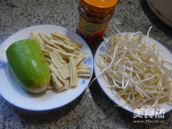 <a href=/shicai/mimian/FuZhu/index.html target=_blank><u>腐竹</u></a>绿<a href=/shicai/shucai/DouYa/index.html target=_blank><u>豆芽</u></a>炒<a href=/shicai/shucai/XiHuLu/index.html target=_blank><u>西葫芦</u></a>的做法